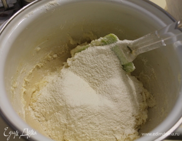 Вводим 330 г муки и разрыхлитель. Оставшуюся муку используем при раскатывании завитушек.