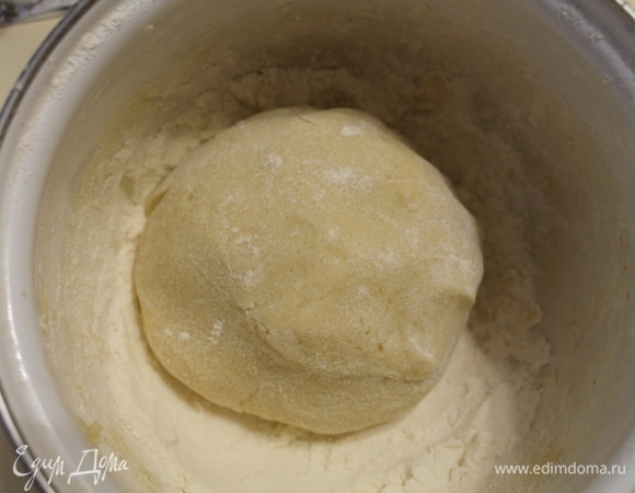 Замешиваем тесто. Оно получается очень эластичным.