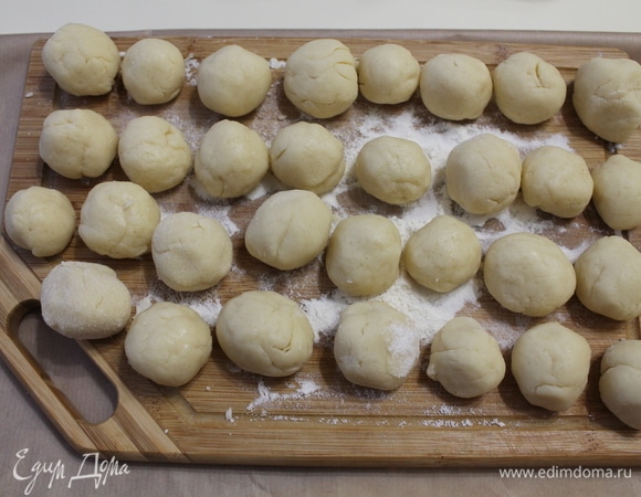 Из теста делаем шарики. Чем больше шарик, тем больше завитушка. Если вы хотите маленькие по размеру завитушки, то шарик должен быть чуть меньше грецкого ореха в скорлупе. Затем накрываем пленкой, чтобы не заветривались.