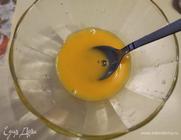 Желток яйца смешиваем с молоком. Белок нам не нужен.