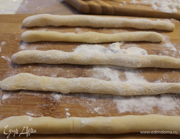 Раскатываем каждый шарик в брусочек.