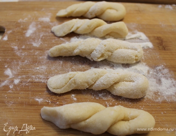 Сводим противоположные стороны брусочка и скрепляем, а затем перекручиваем.