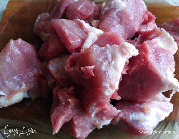 Свинину нарезать кусками.