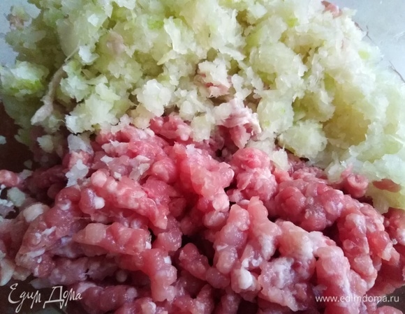 Пропустить через мясорубку с крупными отверстиями вместе с луком и капустой. Добавить соль, перец. Перемешать.