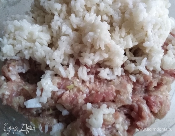 Отварить рис в подсоленной воде. Соединить с фаршем. Перемешать.