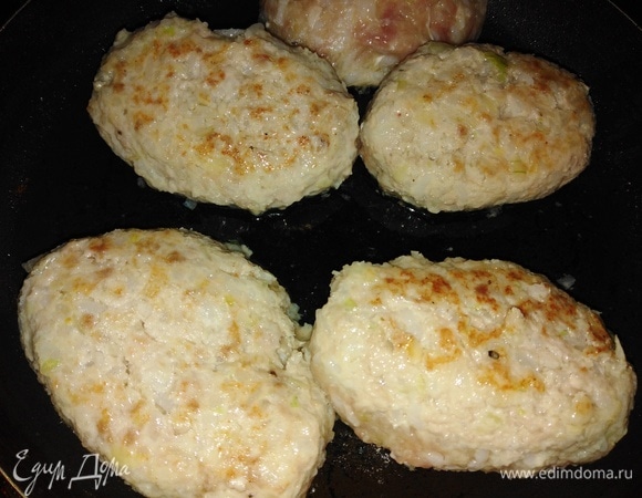Сформировать котлетки. Обжаривать на растительном масле на сильном огне с двух сторон буквально несколько минут, чтобы котлетки схватились.