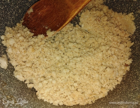 За это время приготовить соус. Муку обжарить на растительном масле до золотистого цвета.