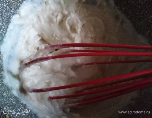 Добавить 200 мл молока. Размешать до исчезновения комков.