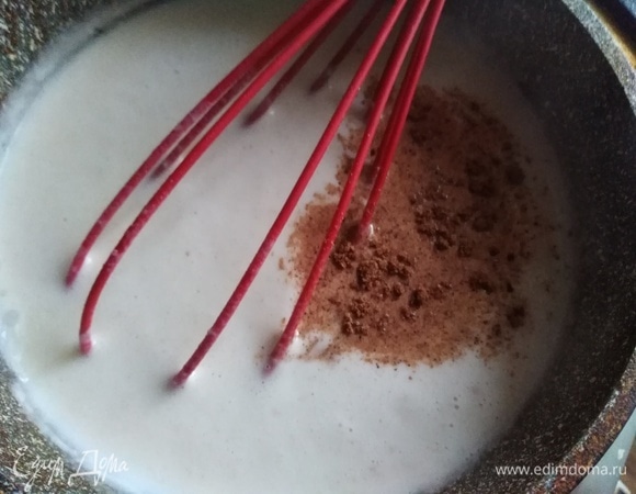 Влить еще 400 мл молока, довести до кипения, посолить, добавить мускатный орех. Проварить соус в течение 5 минут, постоянно помешивая.