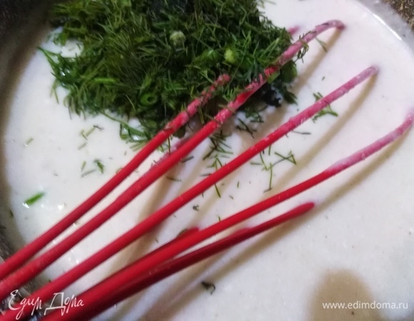 Добавить сметану. Довести до кипения, хорошо перемешивая. Снять с огня. Добавить укроп.