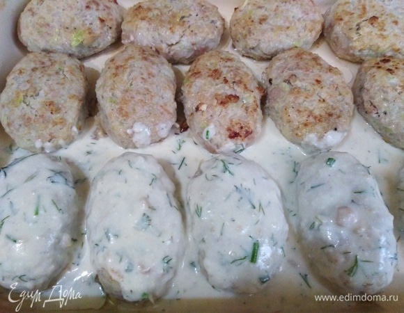 Полить соусом голубцы.