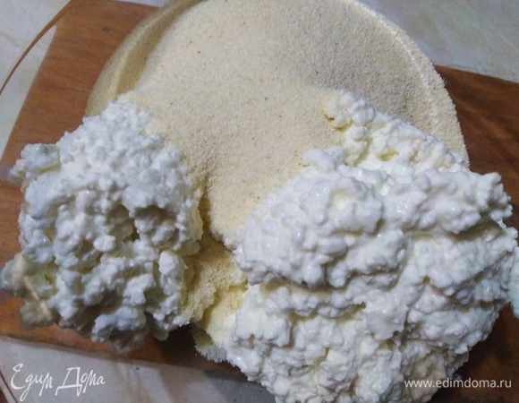 Творог размять с молоком. Всыпать манку. Хорошо перемешать.