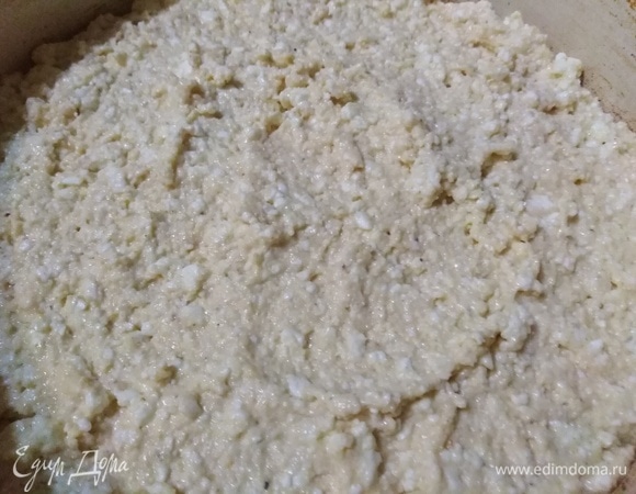 Смазать сковороду маслом. Выложить массу.