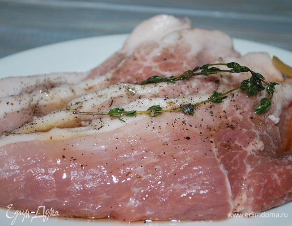 Для рулетов возьмите мясо свинины, нарежьте так, чтобы было удобно заворачивать начинку. Замаринуйте мясо, я это сделала накануне вечером, в маринад я добавила масло от вяленых томатов.