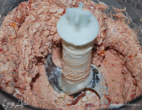 Для начинки вяленые томаты и сливочный сыр пробейте блендером до объединения. У меня томаты в масле с чесноком и базиликом, в них достаточно пряности, если у вас помидоры без чеснока, добавьте 1 зубчик.