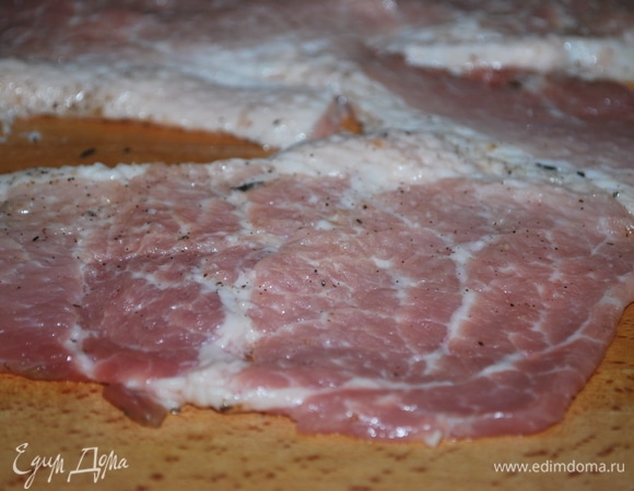 Отбейте куски мяса с помощью кухонного молотка.