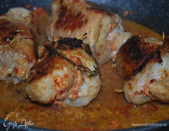 Сковороду с толстым дном хорошо разогрейте, налейте масло, добавьте тимьян. Обжаривайте рулеты на среднем огне до золотистой корочки, с каждой стороны примерно по 7–8 минут. Как только рулеты хорошо подрумянятся, в сковороду влейте вино и добавьте кленовый сироп, перемешайте. Убавьте огонь и дайте рулетам с соусом покипеть вместе примерно 5–7 минут.