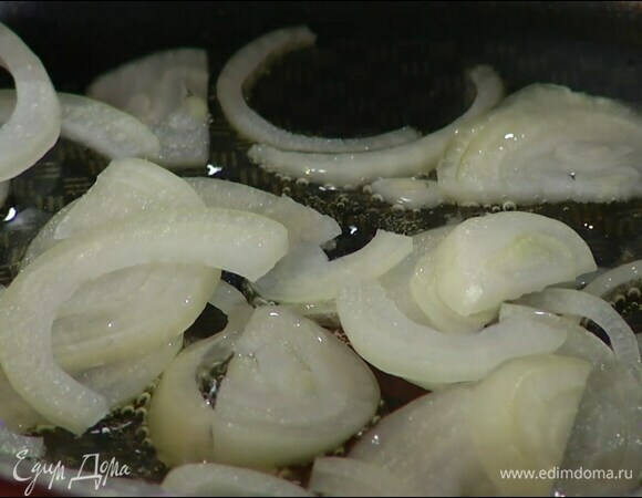 Разогреть в сотейнике оливковое масло и обжарить лук.