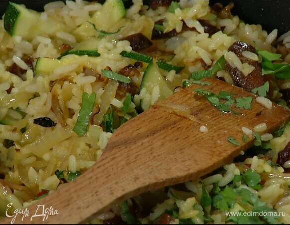 Кинзу мелко порубить и добавить к рису.