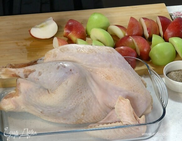 Яблоки, удалив сердцевину, разрезать на 4 части.