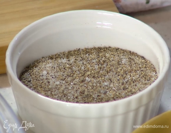 Соль и перец перемешать, добавить предварительно размягченное сливочное масло и все растереть.