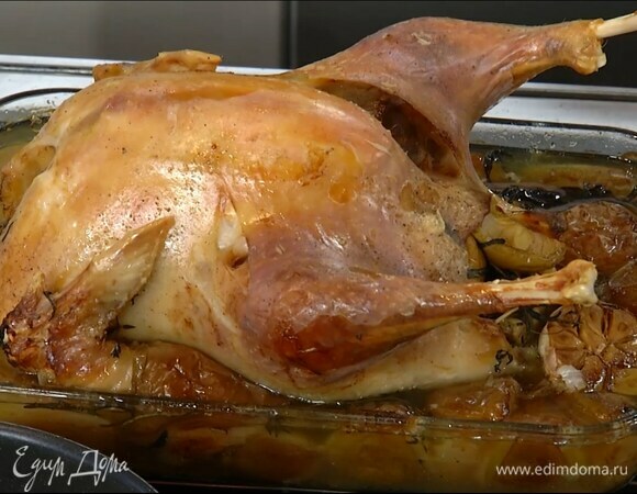 Вынуть индейку из духовки, полить глазировкой и, не накрывая фольгой, запекать еще 30–40 минут, до готовности.