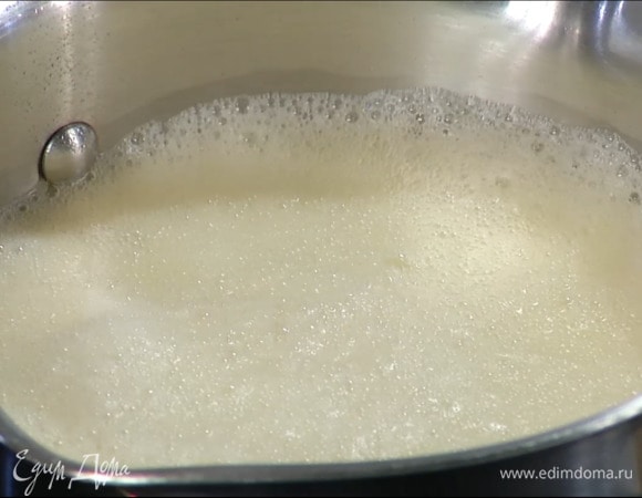 Перелить крем в кастрюлю и, помешивая, прогревать на маленьком огне, пока он не загустеет.