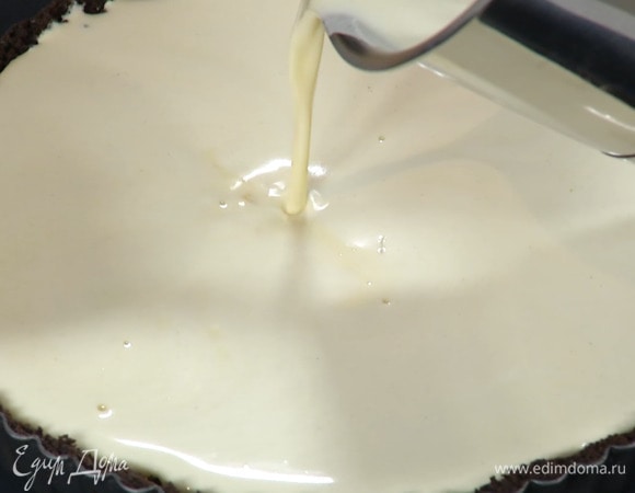 Теплый крем влить в форму с коржом и выпекать пирог в разогретой духовке 45–50 минут.