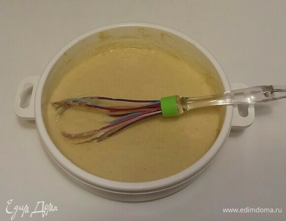 В глубокой тарелке соединить все ингредиенты для вафельного теста. Для этого просеиваем блинную муку, добавляем растопленное при комнатной температуре сливочное масло и молоко. Слегка перемешиваем венчиком или ложкой. Затем добавляем куриное яйцо, сахар, ванильный сахар. Еще раз все перемешиваем венчиком или ложкой, чтобы не было комочков.