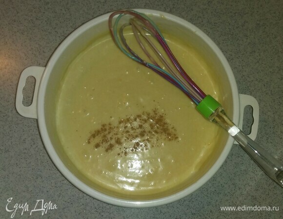 Затем добавляем свежевыжатый сок апельсина и пряничные специи. Перемешиваем. Пряничные специи — это смесь имбиря, корицы, бадьяна, кардамона, перца душистого, гвоздики, перца черного. Все молотое.