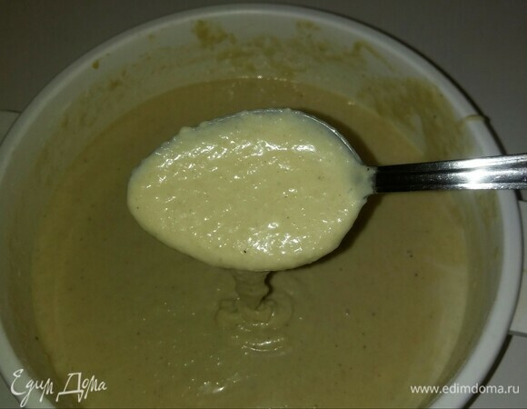 Тесто должно быть по консистенции чуть гуще, чем тесто для блинов, но не такое густое, как для оладий. Если тесто получилось густым, то добавьте еще чуть-чуть молока и перемешайте. А если жидким — муку.