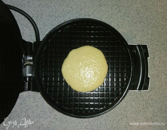 Затем разогреть вафельницу, предварительно смазав верхнюю и нижнюю поверхности растительным маслом. Я разогреваю ее почти на максимум (в моей вафельнице 5 температурных режимов, я готовлю на 4 температурном режиме). Когда вафельница нагрелась, в центр нижней поверхности выложить 1 ст. ложку теста и закрыть верхней поверхностью. Одна вафля выпекается 2,5 минуты.
