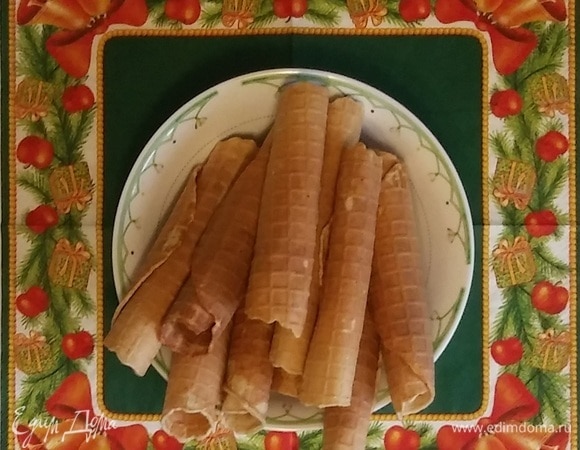 Когда вафля готова, нужно поддеть ее деревянной шпажкой и, не убирая с горячей поверхности, быстро свернуть в трубочку. Положить на тарелку и охладить при комнатной температуре. Из указанного количества ингредиентов у меня получилось 15 вафель.