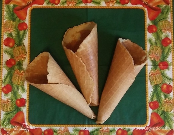 Также из вафель можно делать рожки для мороженного с помощью конуса (он давался в комплекте с вафельницей). Приятного аппетита!
