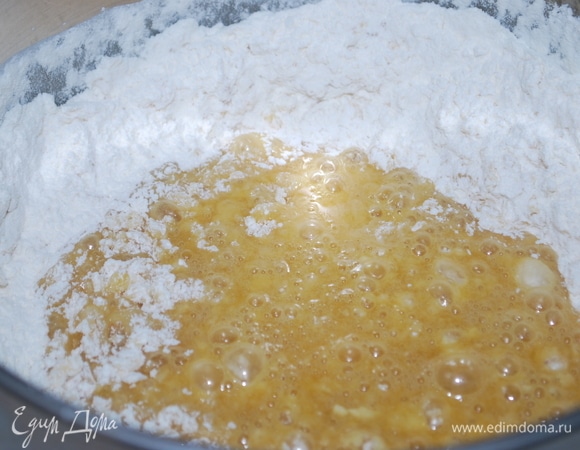 Для теста в сотейнике с толстым дном соедините мед, яйца, сахар и соль, все хорошо перемешайте венчиком до однородности и добавьте сливочное масло. Поставьте на медленный огонь и непрерывно помешивайте до полного растворения сахара и масла, следите за тем, чтобы не закипело. Снимите сотейник с огня и добавьте соду. Масса увеличится в объеме и побелеет. Добавьте коньяк и перемешайте.