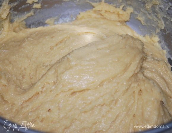 Добавьте половину муки и ложкой хорошо перемешайте, следом добавьте остаток муки. Может понадобиться немного меньше или больше муки, регулируйте сами. Тесто должно быть мягким.