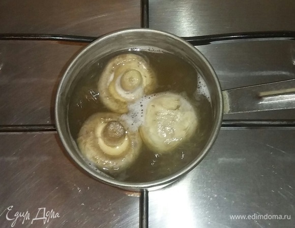 Отварить шампиньоны в кипящей воде около 10 минут после закипания. Куриные яйца нужно сварить вкрутую. Затем все охладить.