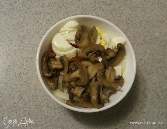 В пиалу положить нарезанные шампиньоны, репчатый лук, помидор и куриное яйцо.