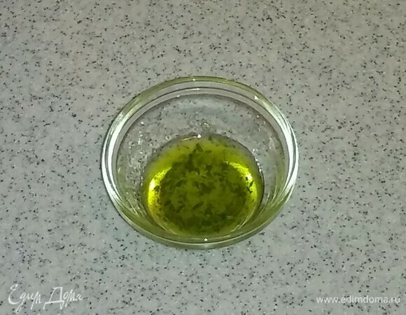 Для заправки салата нужно к оливковому маслу добавить сушеный зеленый лук и соль. Перемешать.