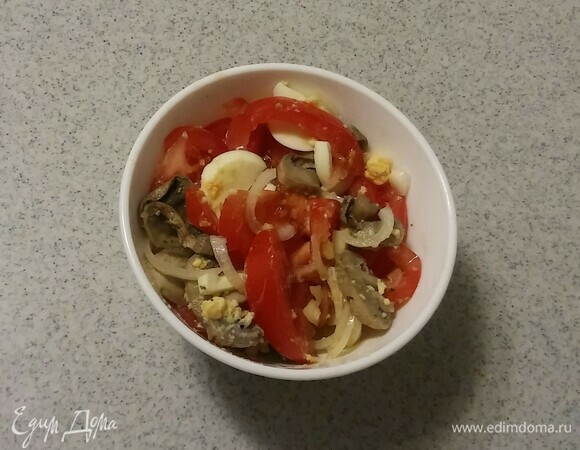 Добавить заправку в пиалу к нарезанным ингредиентам. Все перемешать и поставить в холодильник на 20 минут. Приятного аппетита!