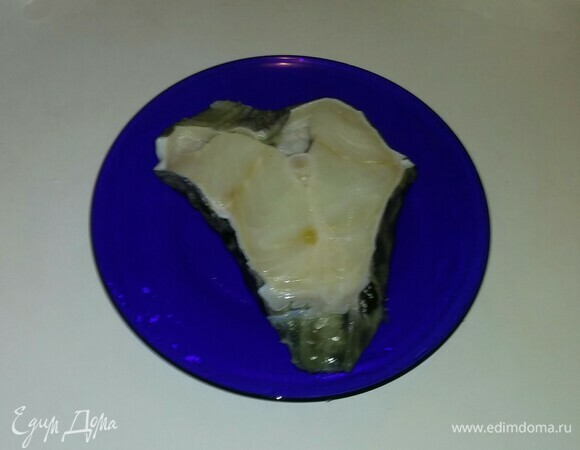 Разморозить стейк зубатки.