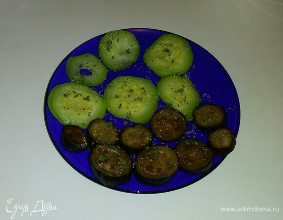 У меня кабачок и баклажан были нарезаны кружками и заморожены, поэтому вначале их нужно разморозить. А затем посыпать смесью соли, сушеного чеснока и измельченной зелени петрушки и оставить минут на 10.