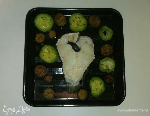 Затем выложить размороженный стейк зубатки с овощами на противень. Включить в духовке режим «Гриль» и поставить туда противень на 10–12 минут (ориентируйтесь по своей духовке, чтобы рыбу при приготовлении не пересушить, но и чтобы она не оказалась сырой). Приятного аппетита!