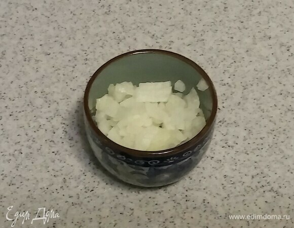 Репчатый лук нарезать мелкими кубиками.