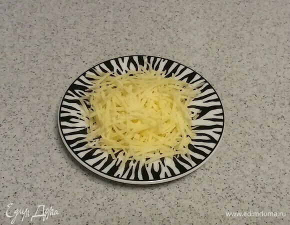 Сыр натереть на мелкой терке.