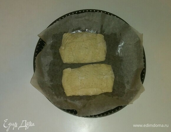 Застелить противень бумагой для выпечки, смазать его растительным маслом. Выложить мясо в тесте. Разогреть духовку (время запекания зависит от вашей духовки). Приятного аппетита!