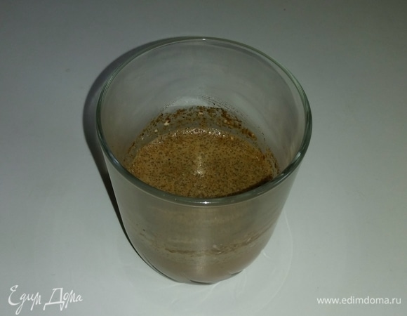 Для соуса нужно смешать вместе соевый соус, майонез, протертые помидоры, растительное масло и аджику (можно вместо нее использовать приправу для курицы).