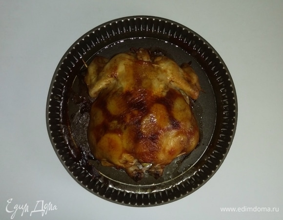 Получается вот такая курочка с вкусной начинкой и хрустящей корочкой. Удаляем зубочистки и кулинарную нить. Подаем к столу. Приятного аппетита!