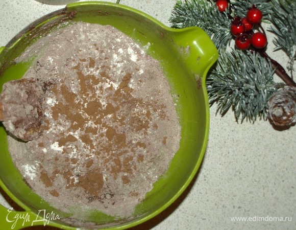 Муку просеять, добавить соль, разрыхлитель, ванильный сахар, корицу, какао (обязательно просеять). Соединить подготовленную мучную смесь с подготовленным маслом.