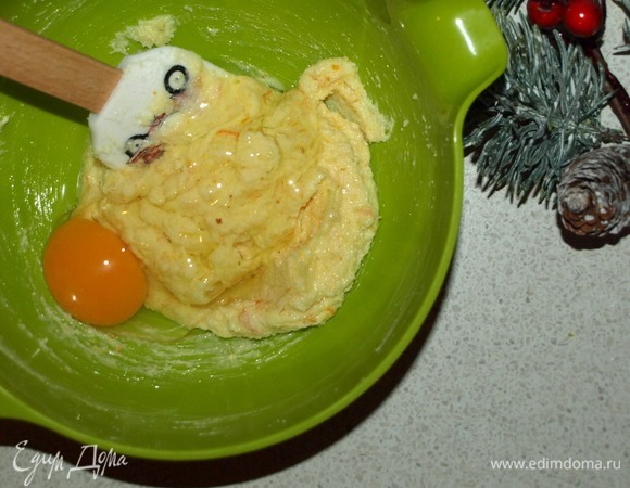 Добавить куриное яйцо. Тщательно перемешать.